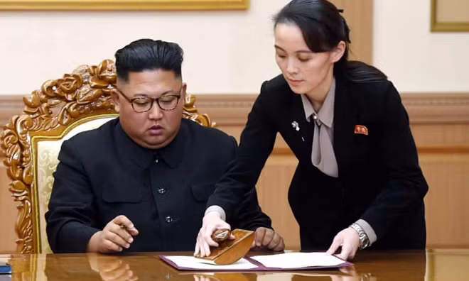 Bà Kim Yo-jong bên cạnh anh trai, nhà lãnh đạo Triều Tiên Kim Jong-un. Ảnh: AP