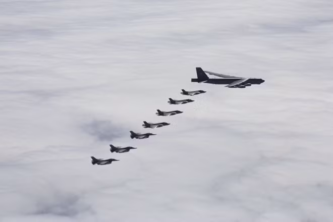 Máy bay B-52 của Mỹ được hộ tống bởi tiêm kích F-35 và F-16 của Na Uy. Ảnh: USAF