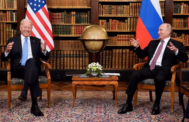 Tổng thống Mỹ Joe Biden và người đồng cấp Nga Putin cười tươi trong phòng họp ở Geneva. Ảnh: AP