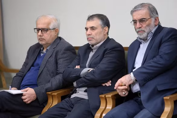Ông Mohsen Fakhrizadeh (phải) trong cuộc họp với nhà lãnh đạo tối cao Ayatollah Ali Khamenei của Iran năm 2019. Ảnh: AP Ông Mohsen Fakhrizadeh (phải) trong cuộc họp với nhà lãnh đạo tối cao Ayatollah Ali Khamenei của Iran năm 2019. Ảnh: AP