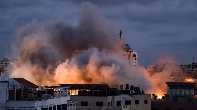Khói bốc lên từ hiện trường một vụ không kích ở Dải Gaza. Ảnh: Reuters