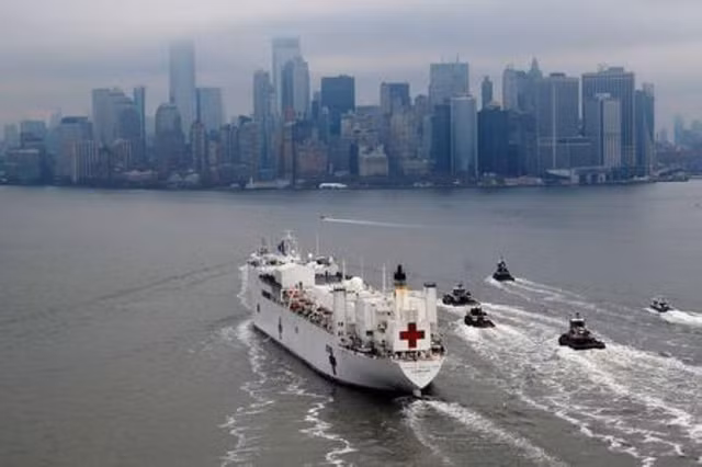 Tàu USNS Comfort tiến vào New York. Ảnh: ITN Tàu USNS Comfort tiến vào New York. Ảnh: ITN