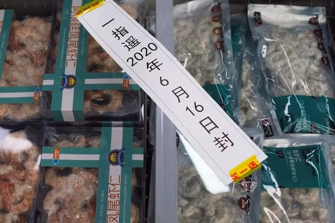 Trung Quốc tìm thấy virus SARS-CoV-2 trên bao bì tôm đông lạnh. Ảnh: Reuters