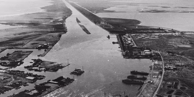 Kênh đào Suez vào năm 1956. Ảnh: ITN