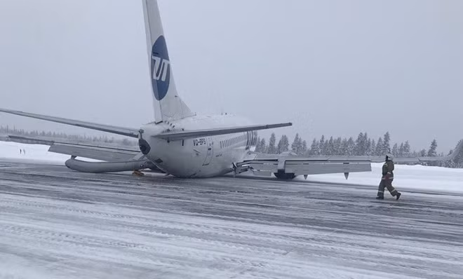 Chiếc Boeing 737 mài đuôi xuống đường băng ở Nga. Ảnh: Twitter