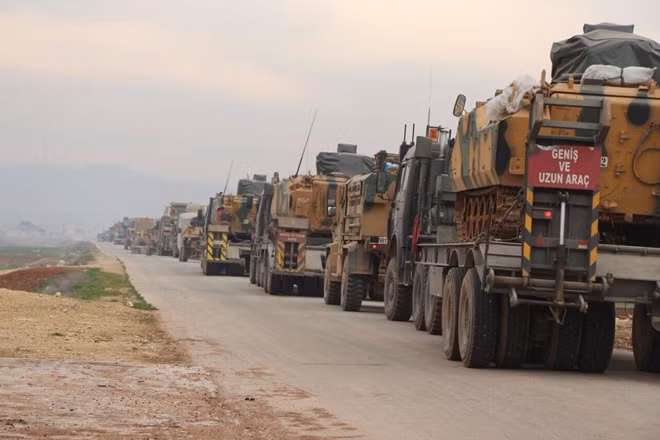 Đoàn thiết giáp Thổ Nhĩ Kỳ di chuyển gần biên giới Syria. Ảnh: Reuters
