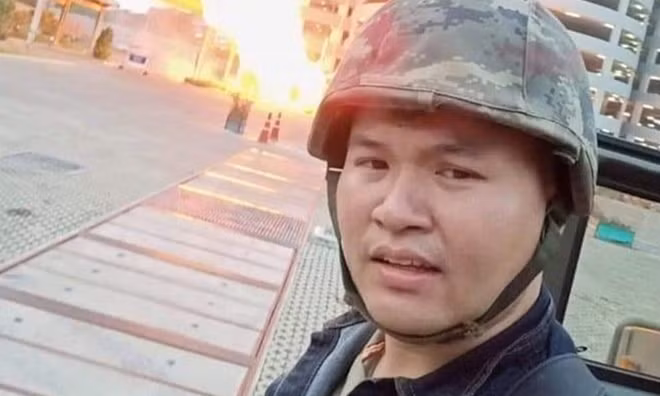 Jakrapanth đăng ảnh selfie lên Facebook sau khi gây đám cháy lớn ở cửa trung tâm thương mại.