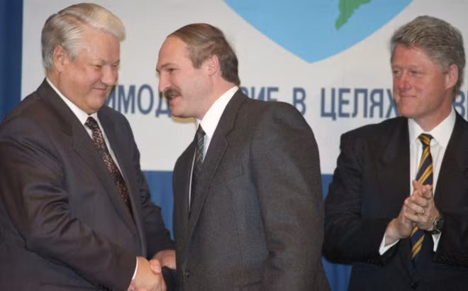 Ông Lukashenko bắt tay cựu Tổng thống Nga Boris Yeltsin khi hai người đứng cạnh cựu Tổng thống Mỹ Bill Clinton. Ảnh: ITN