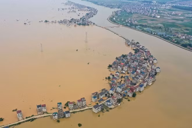 Một góc thành phố Cửu Dương của Trung Quốc bị chìm trong biển nước mênh mông. Ảnh: StraitsTimes