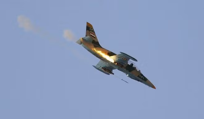 Máy bay L-39 của Syria dội pháo vào mục tiêu. Ảnh: ITN