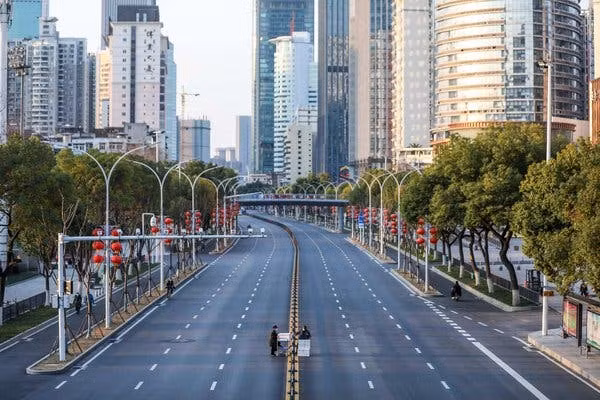 Đường phố Vũ Hán vắng ngắt vì lệnh phong tỏa. Ảnh: ITN