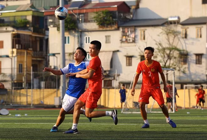 Sang hiệp hai, cả hai đội tiếp tục có những pha rượt đuổi trên sân hấp dẫn. Gần giữa hiệp hai, trong tình huống lộn xộn gần khung thành đội Báo CAND, các cầu thủ Ngân hàng SHB đã khéo léo đưa bóng vào lưới đối phương, mở tỷ số cho trận đấu.