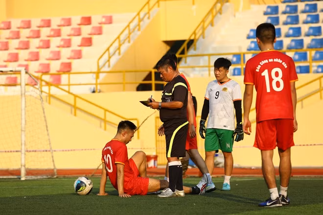 Đá với quyết tâm cao, cầu thủ hai bên không ít lần va chạm, song không có tình huống nguy hiểm nào xảy ra. Trận Bán kết giữa đội Báo CAND và Ngân hàng SHB được đánh giá là một trong những trận đấu hấp dẫn nhất từ đầu giải.