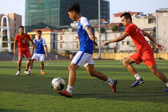 Trong trận tranh tài giữa Báo CAND và Ngân hàng SHB, cả hai đội nhập cuộc với tốc độ nhanh ngay từ đầu hiệp 1. Với quyết tâm giành vé vào trận Chung kết, cả hai đội thi đấu với quyết tâm rất cao, sẵn sàng tham gia tranh chấp quyết liệt.