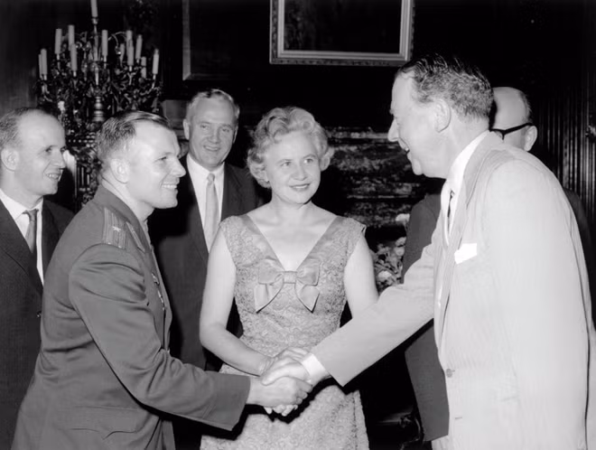 Gagarin tới thăm London năm 1961. Ảnh: DSQ Nga tại London