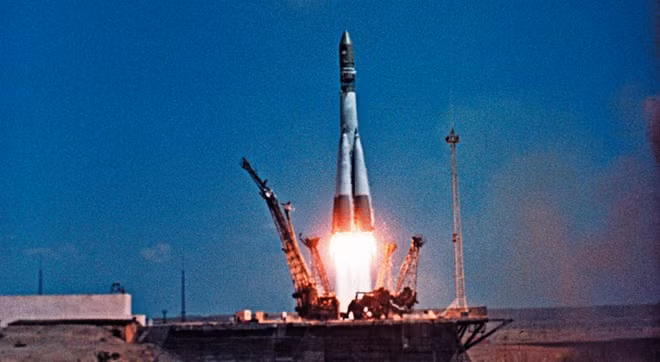 Khoảnh khắc tàu Vostok 1 cùng Gagarin rời bệ phóng. Ảnh: AP