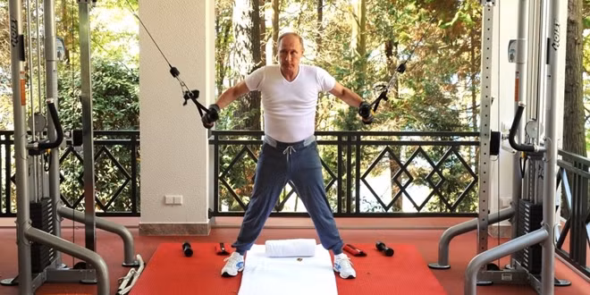 Tổng thống Putin tập thể thao tại dinh thự riêng. Ảnh: TASS