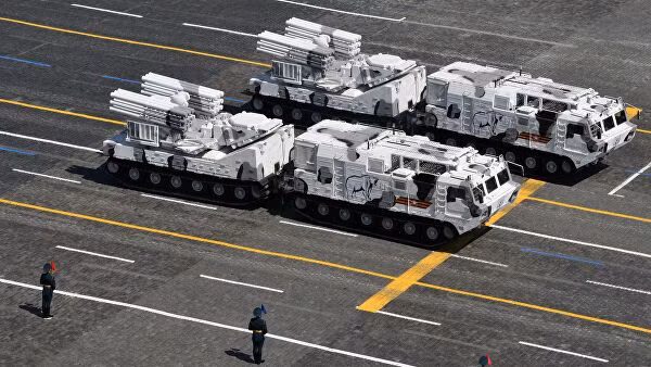 Tên lửa phòng không Pantsir-SA tiến qua Quảng trường Đỏ. Mẫu tên lửa này được Nga tối ưu hóa để tác chiến ở địa hình Bắc Cực, phục vụ tham vọng kiểm soát khu vực đầy tiềm năng này của Moscow. Pantsir-SA sở hữu 18 ống phóng tên lửa đối không 57E6, có thể tấn công 18 mục tiêu trong vòng một phút ở khoảng cách tối đa 20 km và độ cao 5-15.000 m.