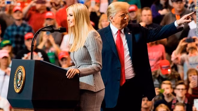 Cô Ivanka phát biểu cạnh cha trước đám đông người ủng hộ. Ảnh: CNN