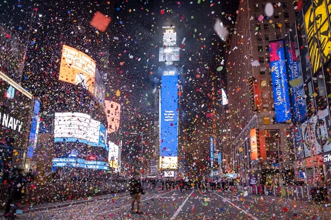 Quảng trường Thời đại ở New York vắng vẻ trong đêm giao thừa, điều chưa từng có trong hàng thập kỷ. Ảnh: AP