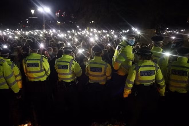 Cảnh sát London đối mặt người biểu tình ở khu Clapham Common. Ảnh: Reuters