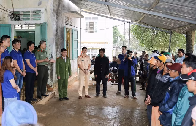 Đoàn công tác trò chuyện cùng bà con xã Ba Tầng.