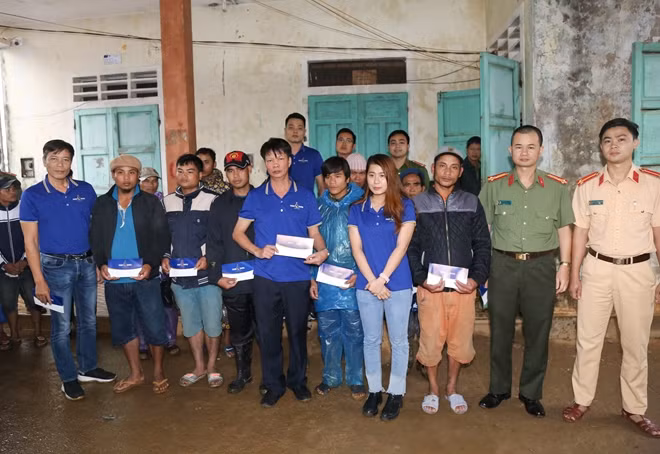 Đoàn công tác trao quà tới tận tay bà con Ba Tầng.