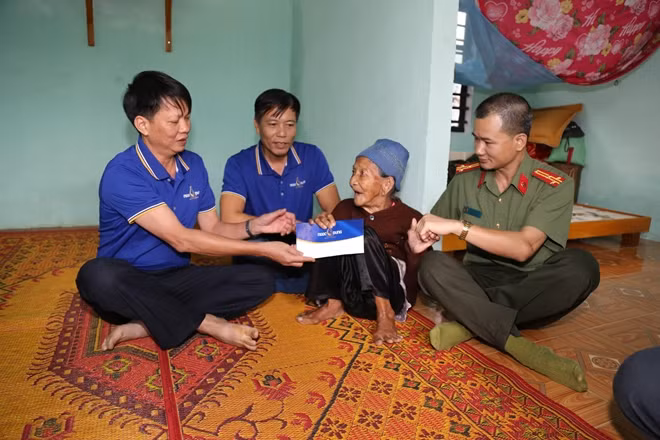 Đoàn công tác thăm hỏi, tặng quà Mẹ Việt Nam Anh hùng Căn Thung.