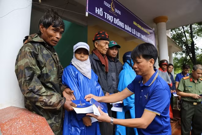 Ông Bùi Văn Tiến, Phó Tổng Giám đốc TMV Ngọc Dung trao quà tận tay bà con A Bung.