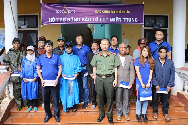 Thượng tá Trần Duy Hiển, ông Bùi Văn Tiến và đoàn trao quà tới bà con xã A Bung.