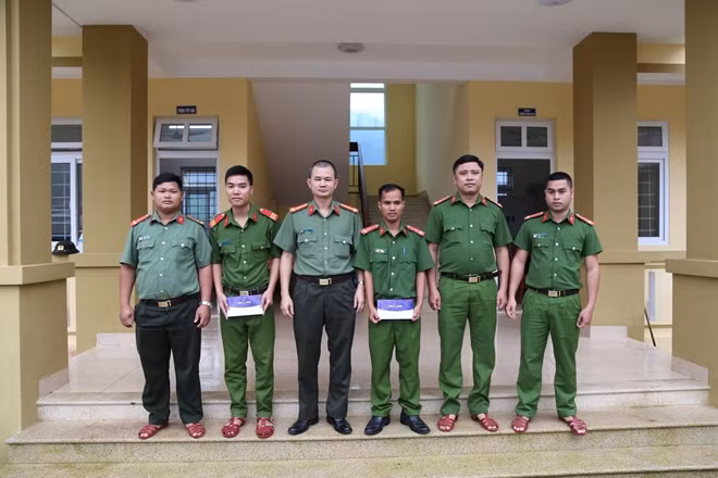 Thượng tá Trần Duy Hiển trao quà hỗ trợ một số cán bộ, chiến sĩ Công an bị thương, đau ốm trong quá trình làm nhiệm vụ giúp đỡ nhân dân trong bão lũ.