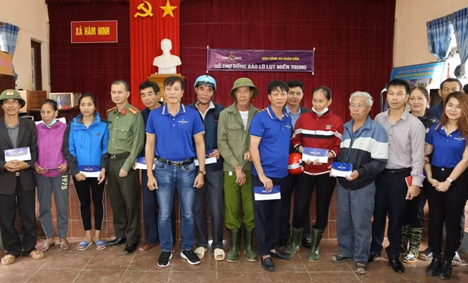 Đoàn công tác tặng quà hỗ trợ bà con bị ảnh hưởng bởi lũ lụt tại Hàm Ninh.