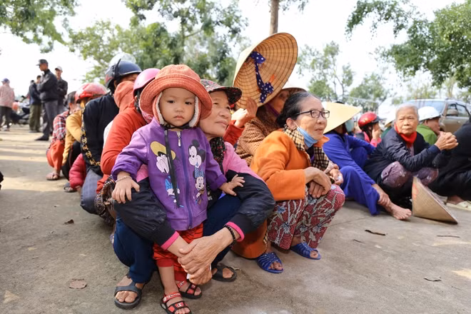 Bà con xã Tân Ninh tới nhận quà từ đoàn công tác.