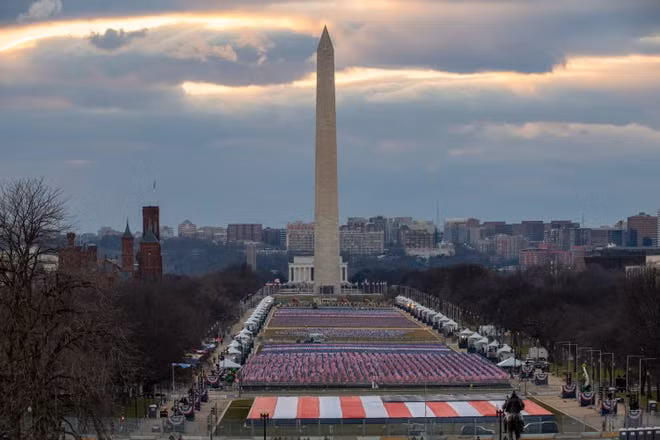 Rừng cờ và hoa được cắm dọc Công viên Quốc gia National Mall phía trước Đồi Capitol. Ảnh: CNN Rừng cờ và hoa được cắm dọc Công viên Quốc gia National Mall phía trước Đồi Capitol. Ảnh: CNN