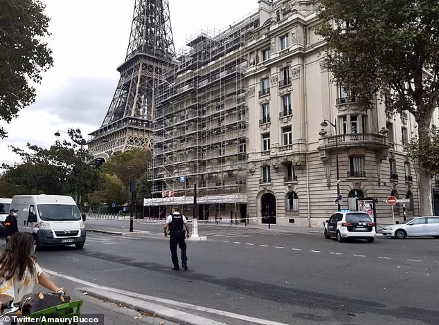 Khu vực quanh tháp Eiffel được cảnh sát phong toả. Ảnh: Twitter Khu vực quanh tháp Eiffel được cảnh sát phong toả. Ảnh: Twitter
