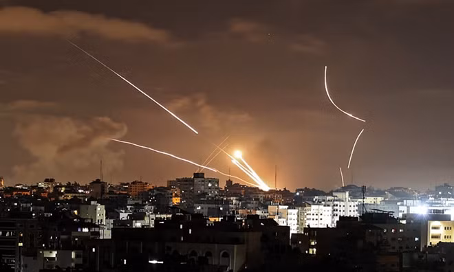 Vệt sáng tên lửa trên bầu trời Dải Gaza. Ảnh: Getty Images