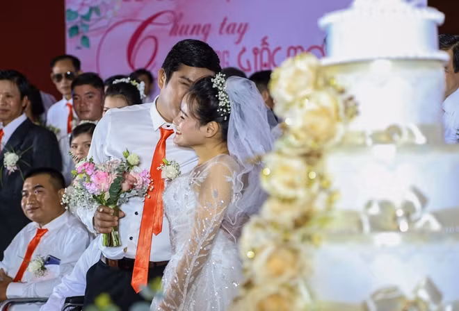 Khoảnh khắc hạnh phúc của một cặp đôi khuyết tật tại lễ cưới "Giấc mơ có thật".