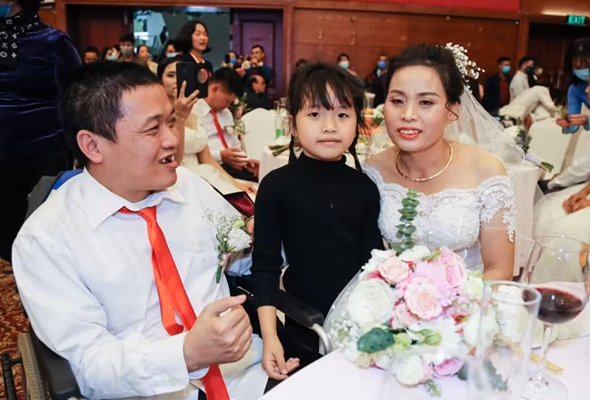 Anh Cường, chị Tuất và con gái anh chị tại lễ cưới ngày 6/12.
