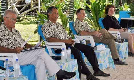 Thủ tướng New Zealand John Key (thứ 2 từ phải qua) trong chuyến thăm Marshall Islands, năm 2013.