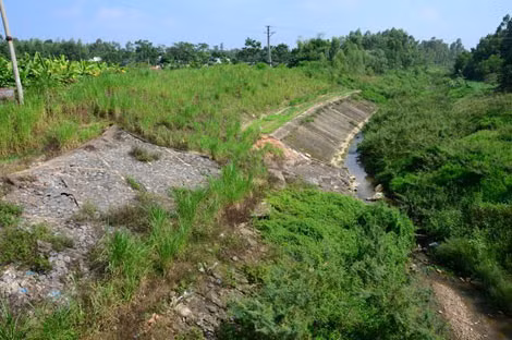 Kè kênh Bến Tre bị sụt trượt ở khu vực thượng lưu cầu Cẩm Trạch. Kè kênh Bến Tre bị sụt trượt ở khu vực thượng lưu cầu Cẩm Trạch.