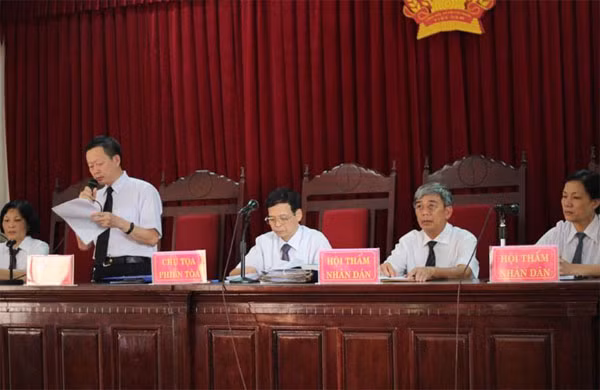 Hội đồng xét xử tuyên án.