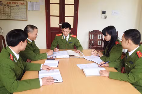 Thiếu tá Đỗ Ngọc Minh cùng đồng đội bàn kế hoạch phá vụ án ma túy.