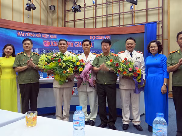 Thứ trưởng Bùi Văn Nam và các đại biểu tham gia chương trình giao lưu tại Đài Tiếng nói Việt Nam.