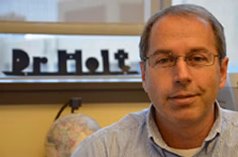 Tiến sĩ Jeffrey Holt. Tiến sĩ Jeffrey Holt.