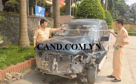 Khám nghiệm chiếc xe gây tai nạn.