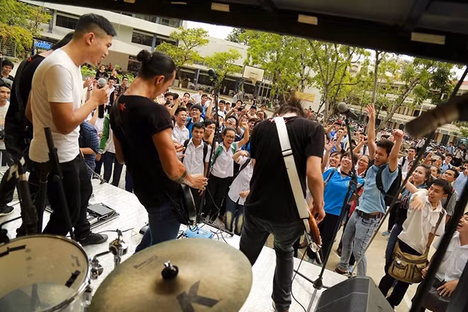 Ngoài phần hát và giao lưu, Phạm Anh Khoa còn tổ chức một số trò chơi vui để tặng vé xem liveconcert “Phá” và điện thoại thông minh thuộc thương hiệu Mobiistar cho các bạn sinh viên.