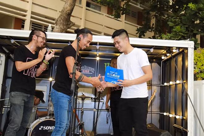 Nhận những món quà lớn từ phía thần tượng, nhiều bạn sinh viên tỏ ra rất vui mừng, hạnh phúc khi vừa được xem biểu diễn và vừa được sở hữu nhiều vật phẩm có giá trị.