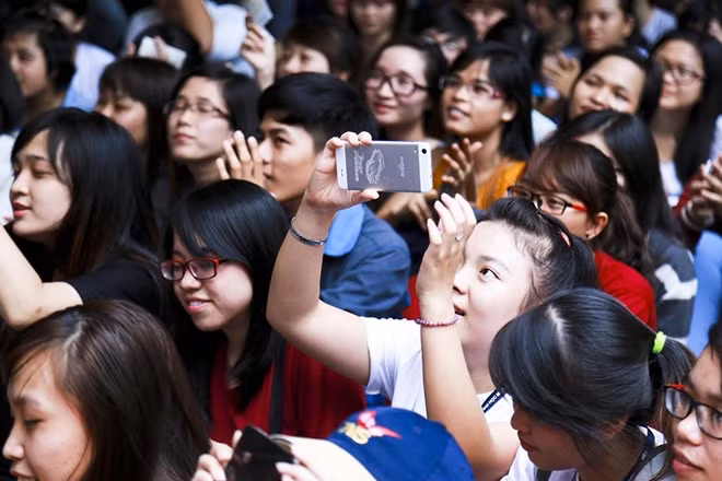 Chương trình “Phá” hiện đã bán vé tại Sân vận động Hoa Lư, 2 Đinh Tiên Hoàng, phường Đa Kao, quận 1 với giá 150 ngàn, sinh viên được giảm giá 30%. Hotline: 0938659265.
