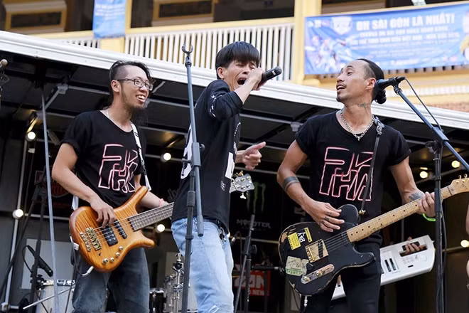 Sinh viên cùng lên sân khấu và "cướp" micro hát với PAK band. Màn trình diễn ngẫu hứng của sinh viên luôn gây ngạc nhiên và tạo được hiệu ứng mạnh cho show diễn.