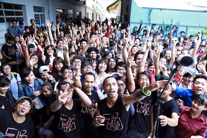 Theo tiết lộ của ê kíp, sau tour diễn tại 10 trường đại học, hàng nghìn vé xem live concert “Phá” đã được tiêu thụ nhanh chóng. Với tin vui này, Phạm Anh Khoa và ê kíp hứa hẹn sẽ nỗ lực hết sức để mang tới cho công chúng một đêm nhạc đáng để mọi đợi.